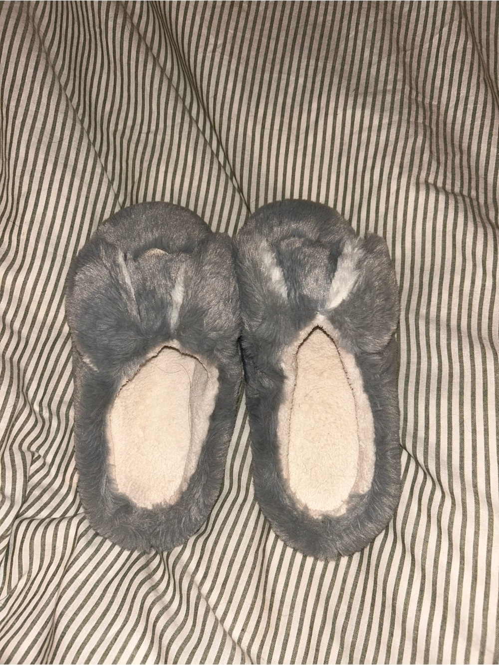 Source Unknown Gray Plush Women's Slip-On Slippers (Never Worn)